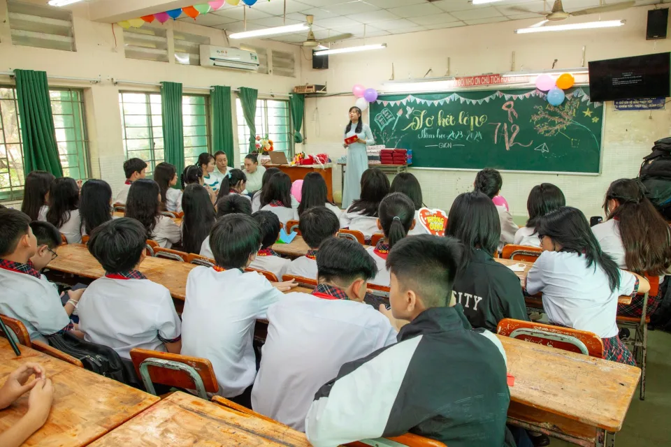 Học sinh chăm chú ghi chép